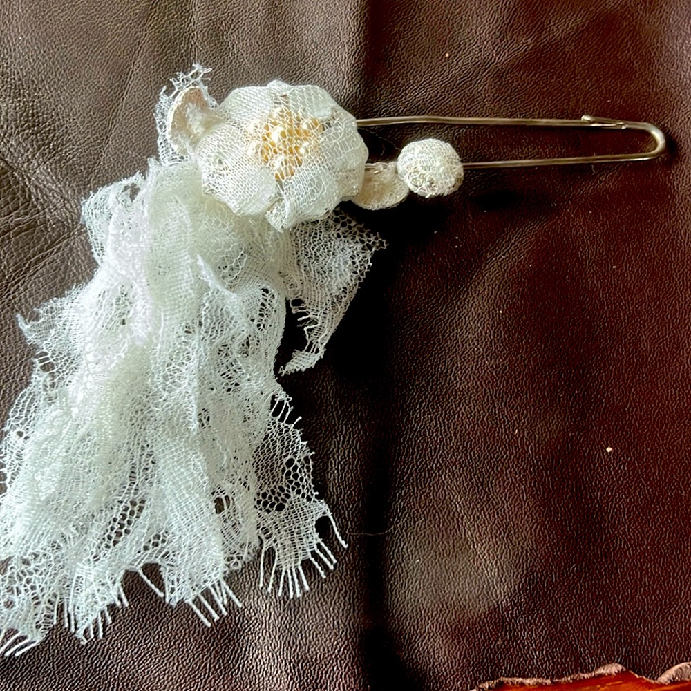 ROZAE NICHOLS LACE PIN